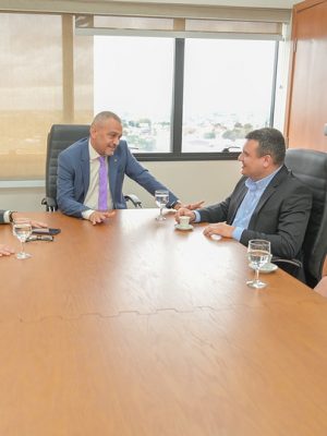 O presidente do Tribunal de Justiça do Amazonas (TJAM), desembargador Jomar Fernandes, recebeu nesta quarta-feira (22/1) a visita institucional do prefeito de Novo Airão, Otávio da Cruz Farias (União Brasil), acompanhado do assessor jurídico do município, Cristian Mendes. Durante o encontro, o prefeito destacou o impacto das ações realizadas pela Corregedoria-Geral de Justiça (CGJ/AM) no município, no mês passado, e que promoveram o resgate da cidadania e a segurança jurídica para centenas de famílias do município.