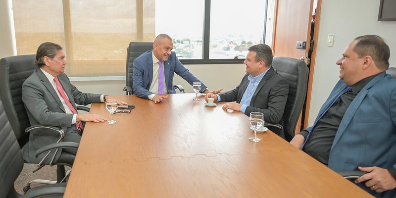 O presidente do Tribunal de Justiça do Amazonas (TJAM), desembargador Jomar Fernandes, recebeu nesta quarta-feira (22/1) a visita institucional do prefeito de Novo Airão, Otávio da Cruz Farias (União Brasil), acompanhado do assessor jurídico do município, Cristian Mendes. Durante o encontro, o prefeito destacou o impacto das ações realizadas pela Corregedoria-Geral de Justiça (CGJ/AM) no município, no mês passado, e que promoveram o resgate da cidadania e a segurança jurídica para centenas de famílias do município.